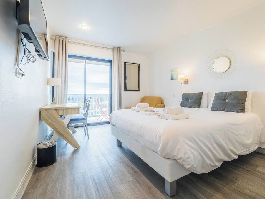 Quarto triplo conforto | Escrivaninha, Wi-Fi de cortesia, roupa de cama