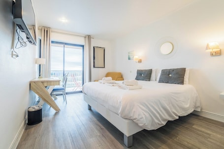 Escritorio, wifi gratis y ropa de cama