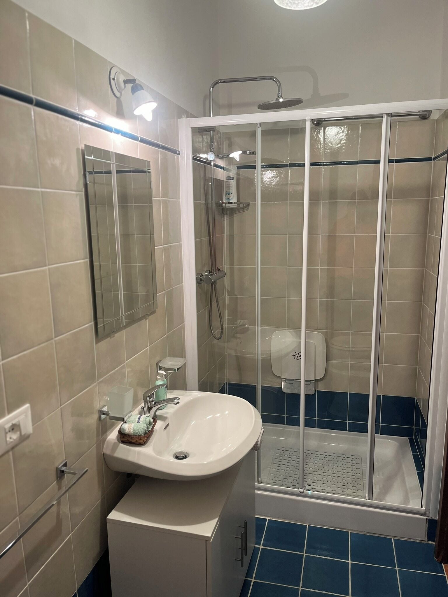 Ducha, secador de pelo, bidet, toallas
