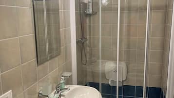 Ducha, secador de pelo, bidet, toallas