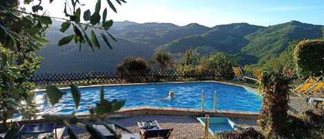 Una piscina al aire libre