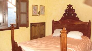 4 chambres, coffres-forts dans les chambres, bureau