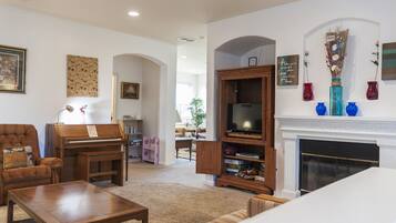 Smart TV, fireplace, DVD player, table tennis