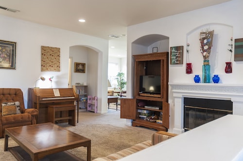 Spacious 6b/3b safe&quiet, +15 beds, jacuzzi, fireplace, exotic fruits