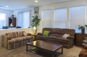 Smart TV, fireplace, DVD player, ping pong