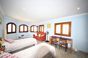 4 habitaciones, escritorio y tabla de planchar con plancha 
