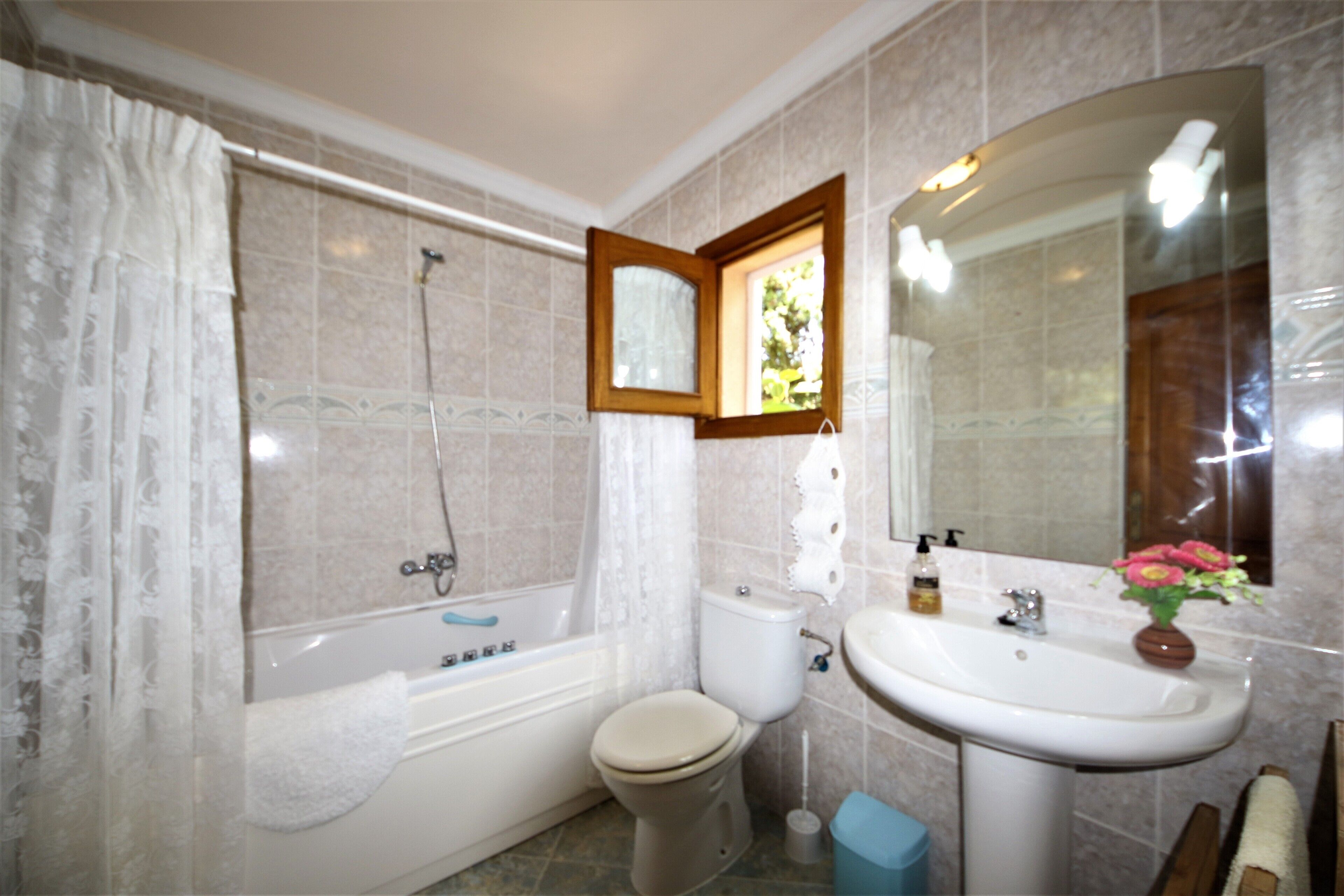 Ensemble douche/baignoire, sèche-cheveux, bidet, serviettes fournies
