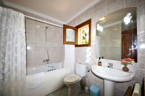 Combinació de dutxa i banyera, assecador de cabells, bidet i tovalloles 
