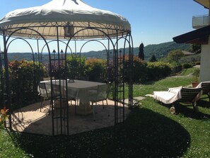 Outdoor dining - Casa Lella lL lounge on Salo (Roè Volciano)
