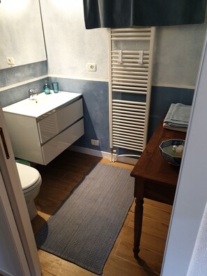 Shower, hair dryer, bidet, towels - Casa Lella lL lounge on Salo (Roè Volciano)