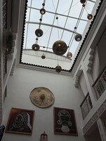 Un techo alto con lámparas colgantes decorativas y tragaluces.