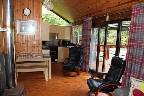 Beautiful Cabin with electric hot tub, wifi, wood burning stove close to loch