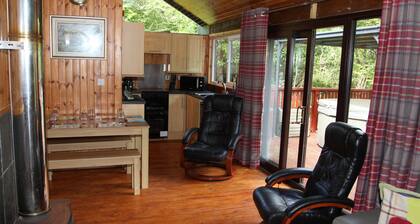 Beautiful Cabin with electric hot tub, wifi, wood burning stove close to loch
