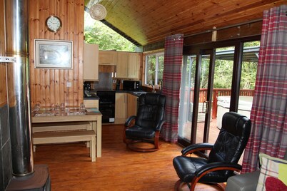 Beautiful Cabin with electric hot tub, wifi, wood burning stove close to loch
