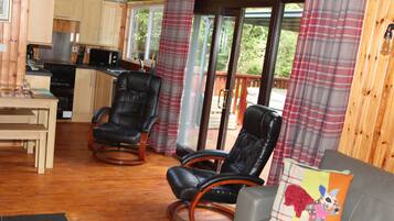 Télévision, baby-foot, livres