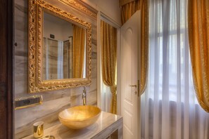 Doccia, asciugacapelli, bidet, asciugamani