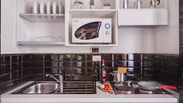 Frigorifero, microonde, piano cottura, macchina per tè/caffè