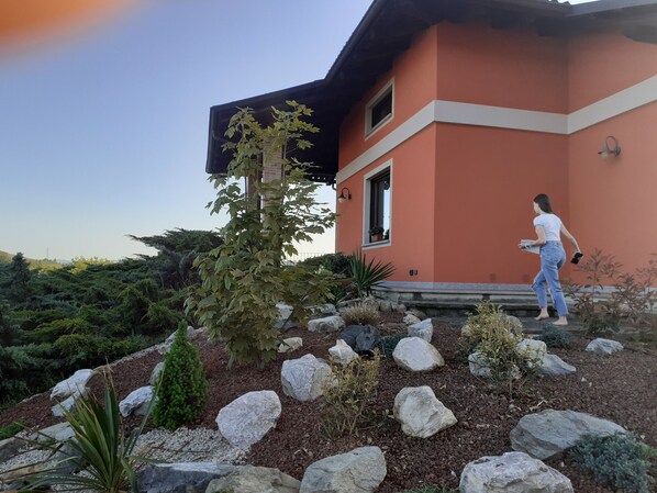 Outdoor dining - Villa Sofia with swimming pool and Unesco Piedmont garden (Montaldo Scarampi)