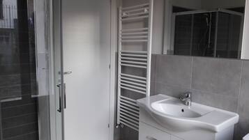 Dusche, Haartrockner, Bidet, Handtücher