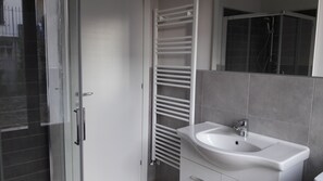Douche, sĂšche-cheveux, bidet, serviettes fournies