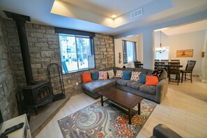 تلفزيون ذكي، مدفأة، مشغل دي في دي، مكتبة فيديو