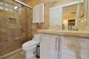 Een douche, een haardroger, handdoeken, zeep