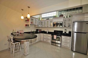 Een koelkast, een magnetron, een oven, een kookplaat