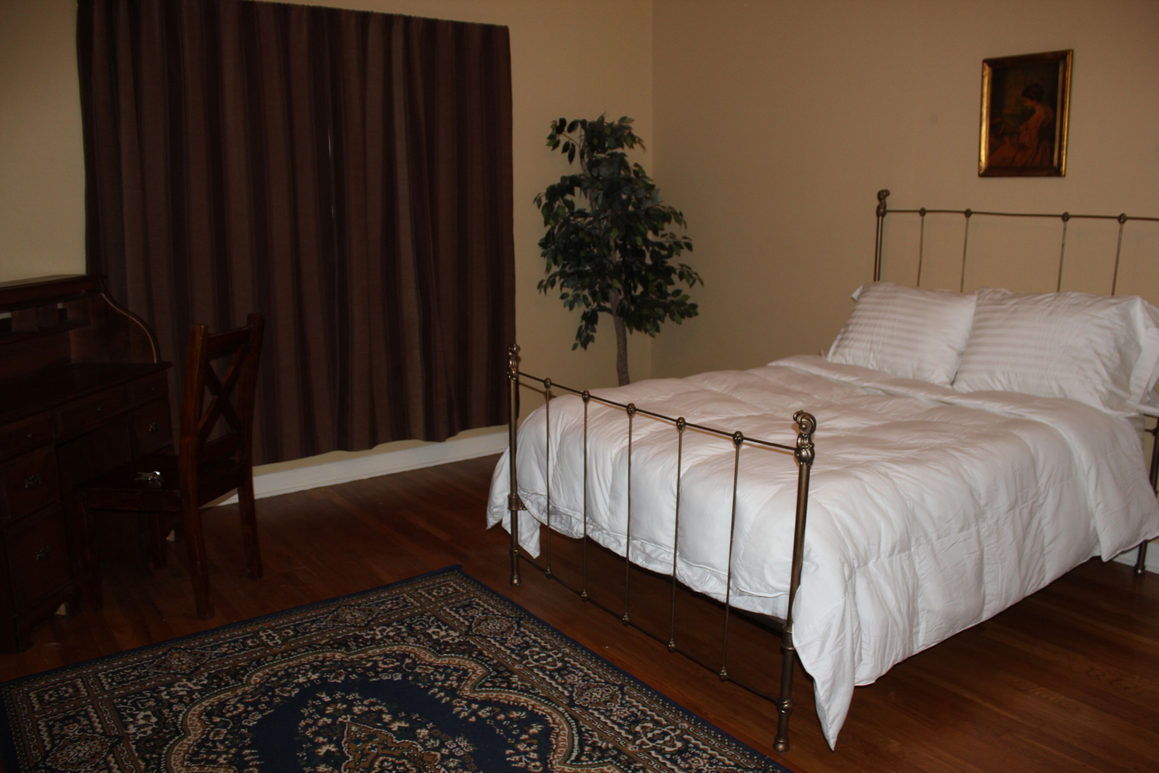 4 bedrooms, iron/ironing board, WiFi, bed sheets