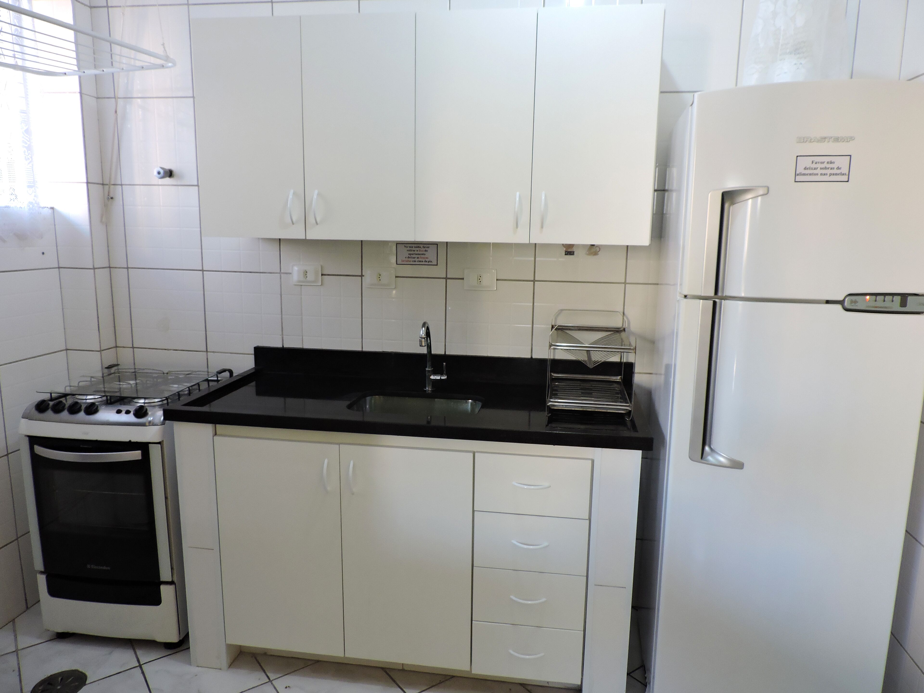 Refrigerador, microondas, horno, utensilios de cocina