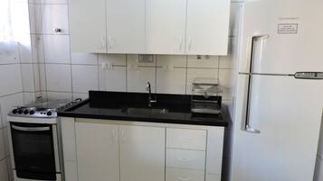 Refrigerador, microondas, horno, utensilios de cocina