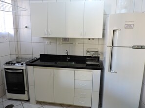 Apartment (31) | Private kitchen | Fridge, microwave, oven, cookware/dishes/utensils - Apartamentos Adriático Guarujá (Guarujá)