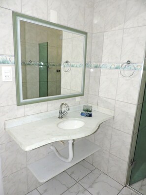 Departamento (21) | Baño | Regadera y toallas 
