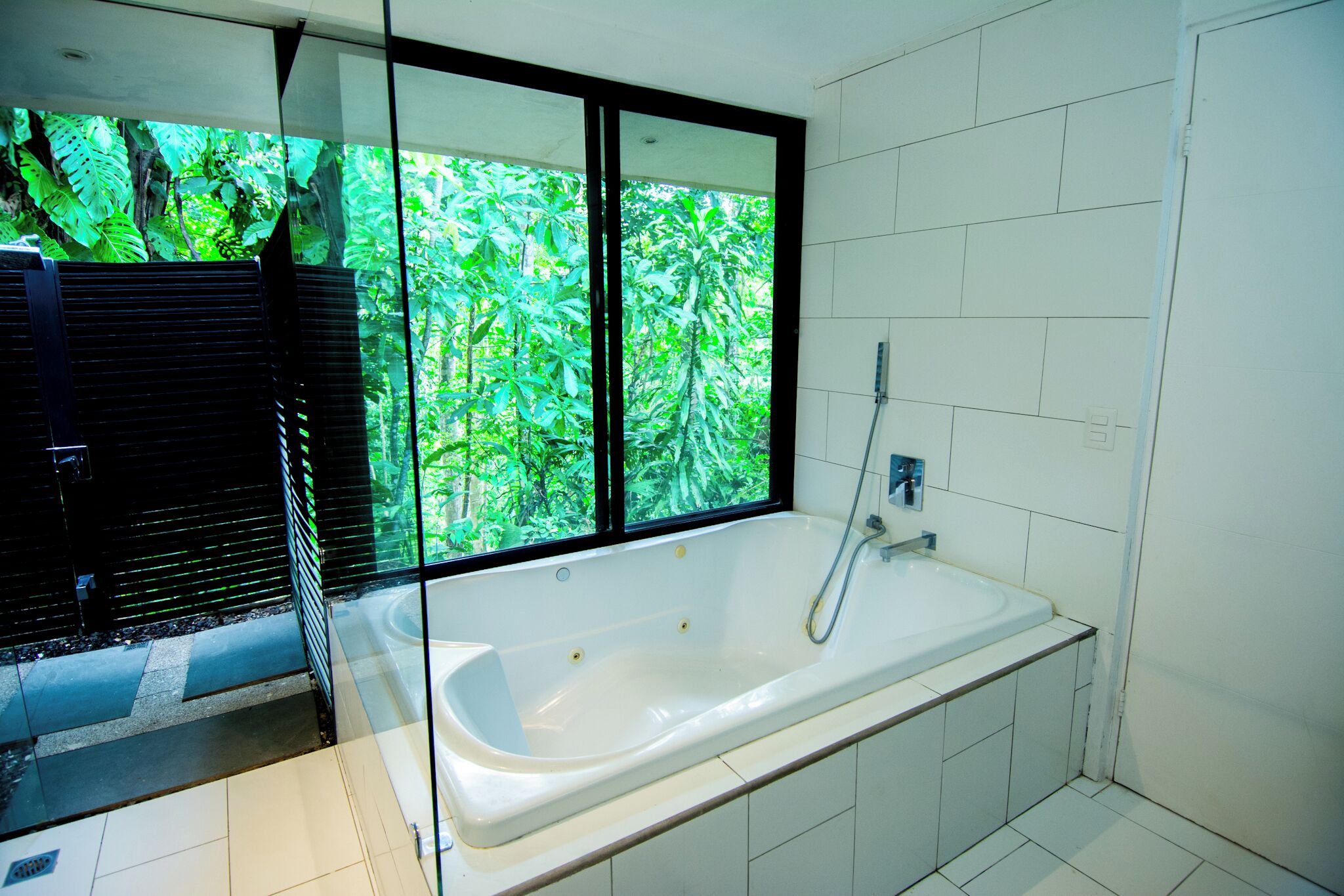 deluxe villa, 2 bedrooms | bathroom | shower, free toiletries, hair dryer, towels
