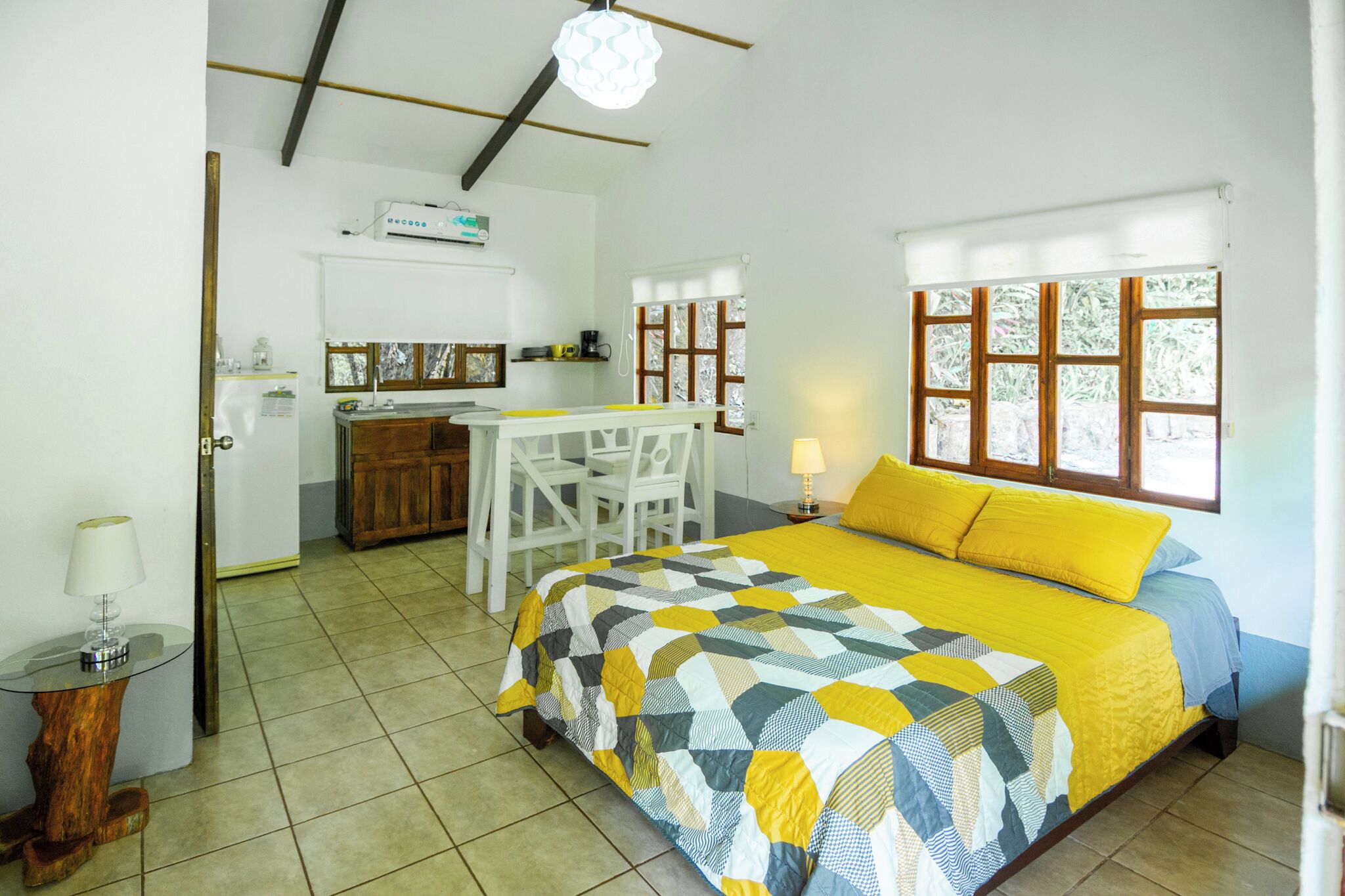 Ein Schlafzimmer mit einem Bett, einem Schreibtisch und einem Sessel.