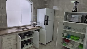 Departamento | Cocina privada | Refrigerador, microondas, horno y utensilios de cocina 