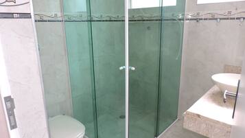 Apartamento | Banheiro | Chuveiro, toalhas de banho