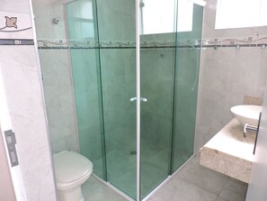 Apartment | Bathroom | Shower, towels - Apartamento Baia Blanca Guarujá (Guarujá)