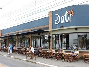 Un restaurante con terraza y un letrero grande.