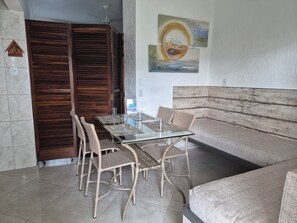 Appartement (04-B) | Salle de séjour | Téléviseur à écran plat