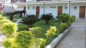 Un edifici de dues plantes amb un senyal que indica que és un condomini anomenat 'Vivalba B'.