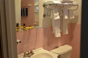 Bañera con ducha, artículos de tocador gratuitos, toallas