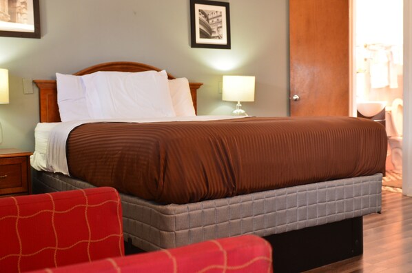Deluxe Room, 1 Queen Bed, Refrigerator & Microwave