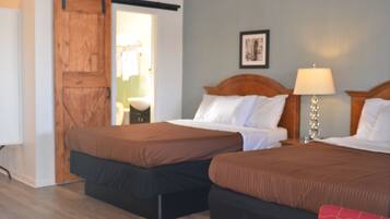 Habitación cuádruple Deluxe, 2 camas dobles, frigorífico y microondas | Escritorio, sistema de insonorización, tabla de planchar con plancha