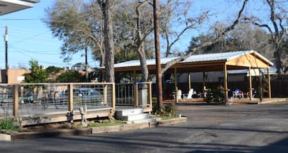 The Oak Motel