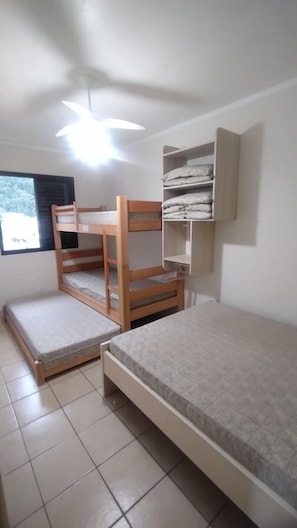 Apartamento família | 1 quarto, ferros/tábuas de passar roupa, Wi-Fi de cortesia