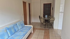Apartamento família | Sala de estar | TV de tela plana 40 polegadas com canais via satélite, TV