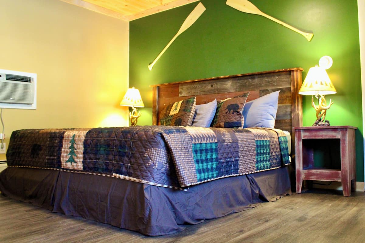 Suite | Desk, iron/ironing board, free WiFi, bed sheets