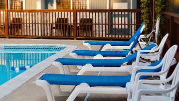 Una piscina al aire libre de temporada