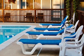 Seasonal outdoor pool - Lake Haven Motel (Lake George)
