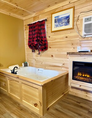 Studio | Desk, iron/ironing board, free WiFi, bed sheets - Lake Haven Motel (Lake George)